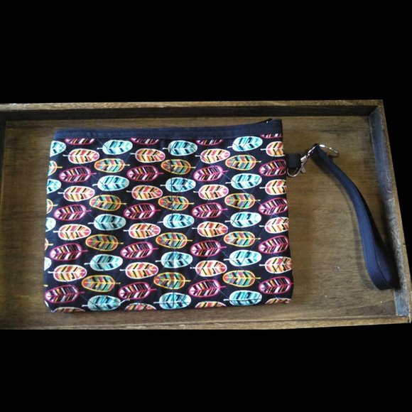 feathers wristlet with removable keychain strap - Picture 2 of 3